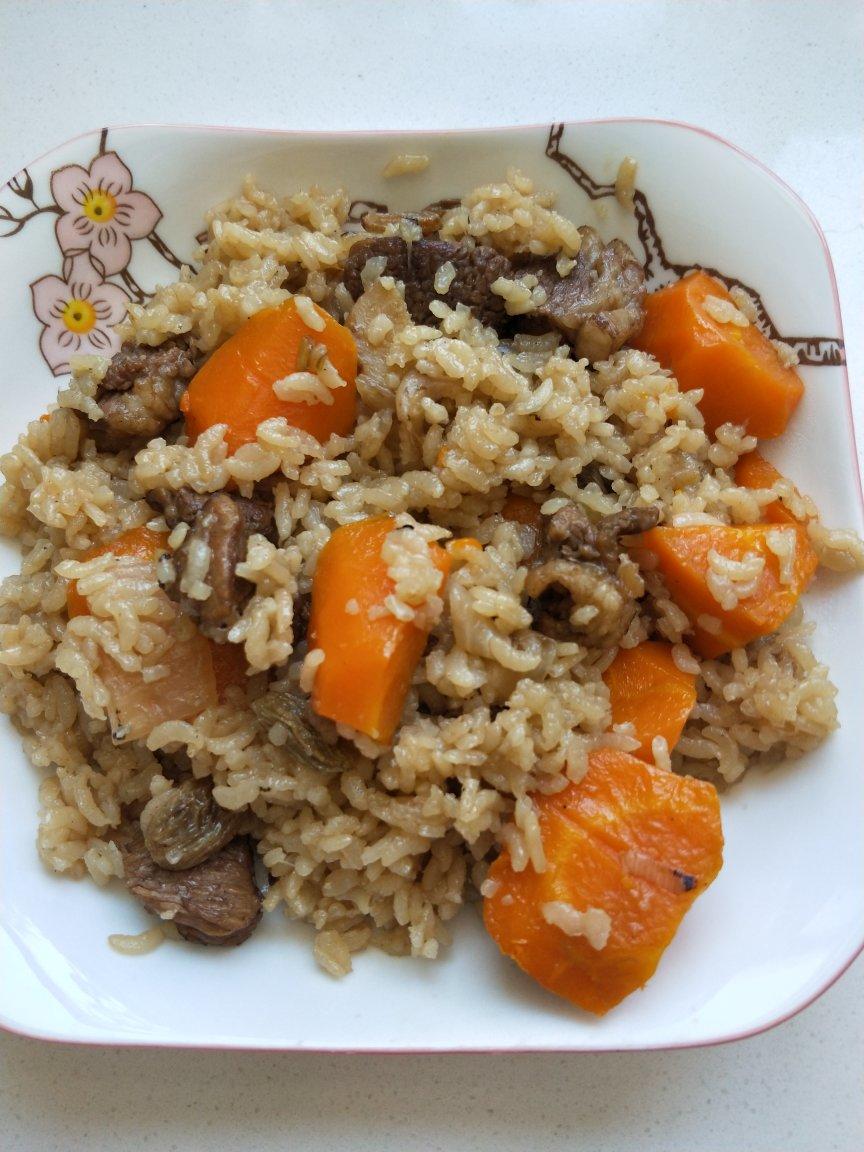 羊肉焖饭，肉鲜饭香，常吃还能增强身体免疫力