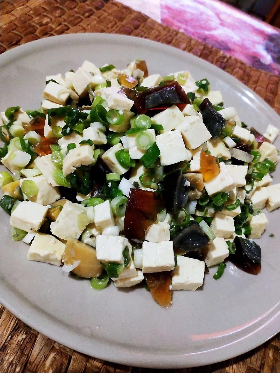 〈小葱皮蛋豆腐〉，清凉。欣小厨 😉