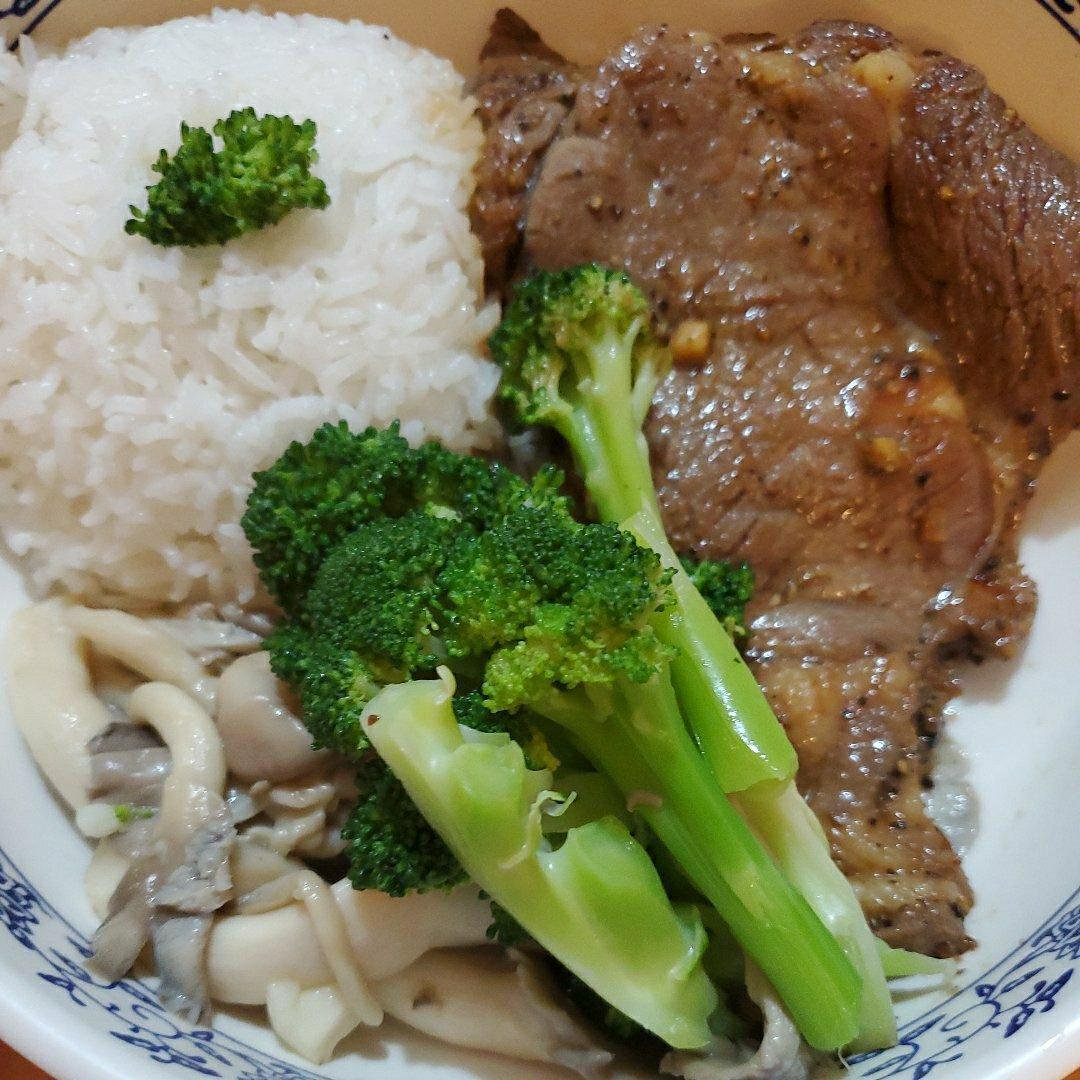 黑椒牛排（配酱汁做法）