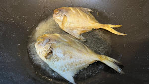 干烧银鲳鱼的做法 步骤2