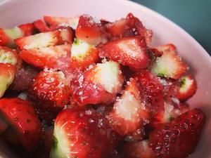 🍓三步完成无添加，健康的草莓酱🍓的做法 步骤1