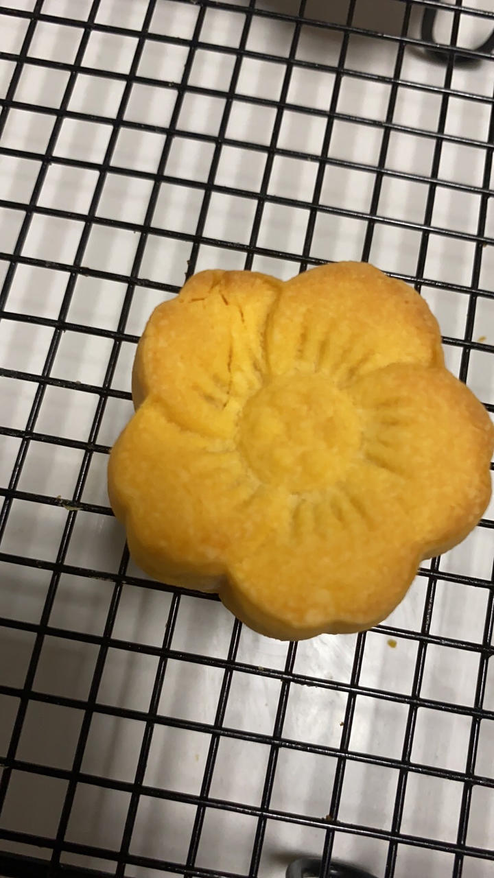 💃奶黄流心月饼——这是可以让你坐稳朋友圈厨霸位置的月饼🥮，没人点赞算我输👎