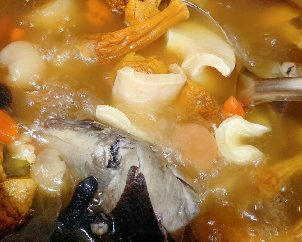 花胶海参乌鸡汤的做法