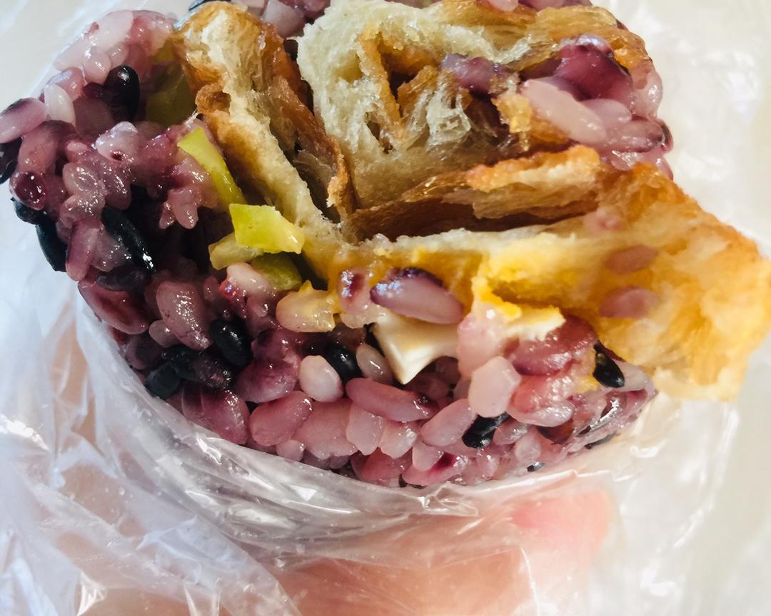 #每周一菜#早餐时间，自制蒸饭裹油条的做法