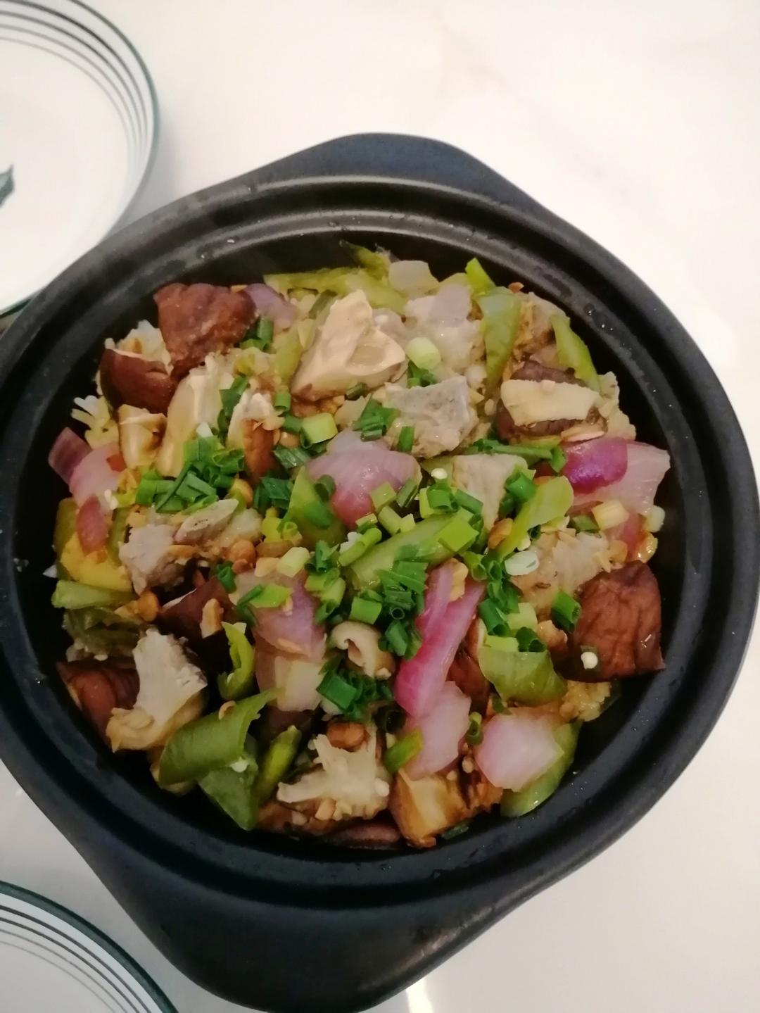 厨师长教你：家常“排骨煲仔饭”的做法，米饭和锅底的锅巴都很香
