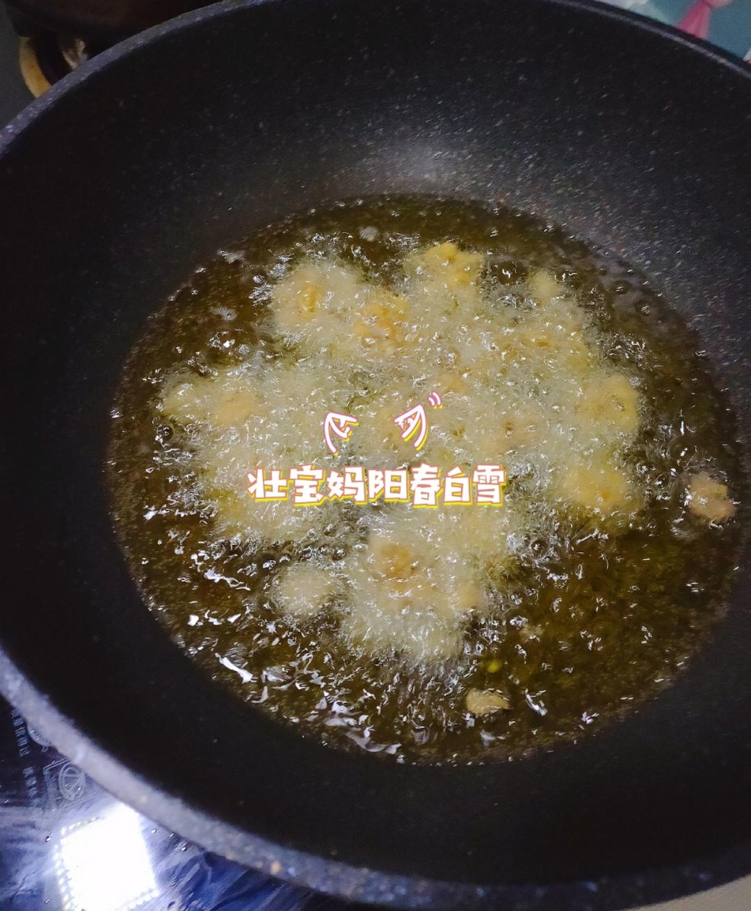 干炸牛肉丸  焦作博爱牛肉丸   炸牛肉丸子  火锅丸子  牛肉丸子汤的做法 步骤8