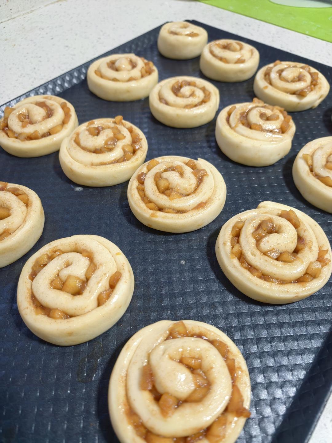 寒冷的冬天，来个「焦糖苹果肉桂卷」吧！