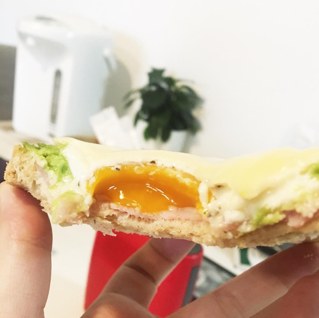 牛油果鸡蛋芝士烤吐司