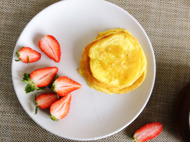 【酸奶松饼yogurt pancake】，搭上黑莓果酱和枫糖的美味。