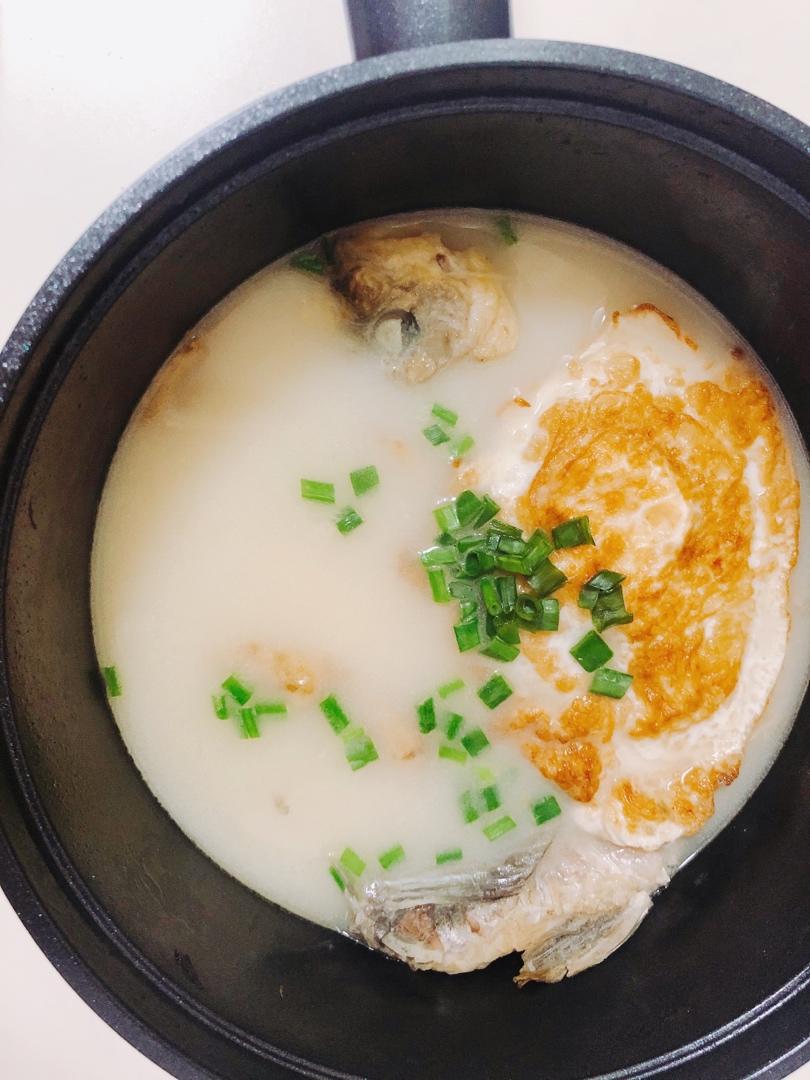 清炖鲫鱼汤 三个关键步骤让你轻松炖出汤浓味鲜色白似奶的鲫鱼汤