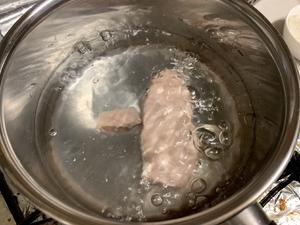 宝宝成熟期辅食-三文鱼彩椒圆葱稀饭（12个月以上）的做法 步骤2