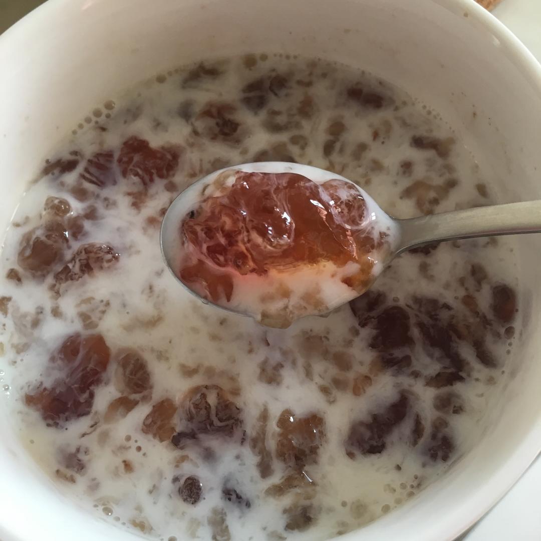 {何故居｝桃胶奶