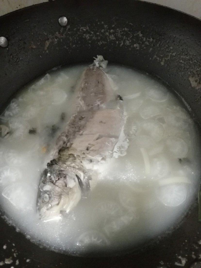 奶白色的鲫鱼豆腐汤