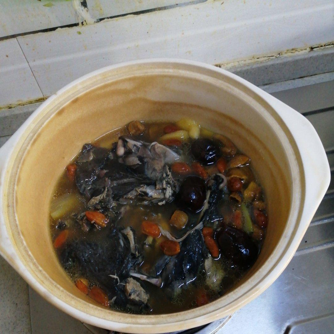 姬松茸杂菌排骨汤，鲜味来自大山里的干货