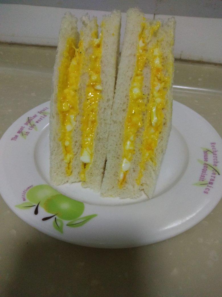 鸡蛋沙拉三明治
