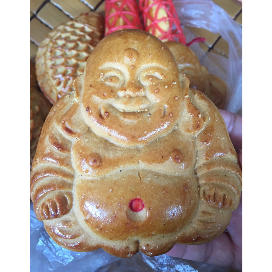 衣服都是有钮扣的,每年中秋节妈妈就给我们姐弟四人挂个佛公在衣服上