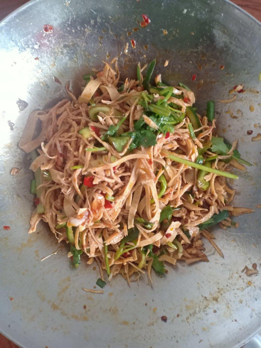 香辣爽口手撕鸡（少油好吃的鸡胸肉做法）