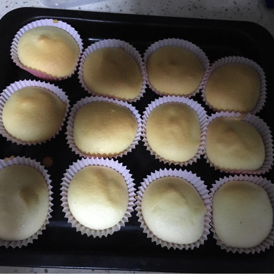 戚风杯子蛋糕^_^不开裂不回缩喔～