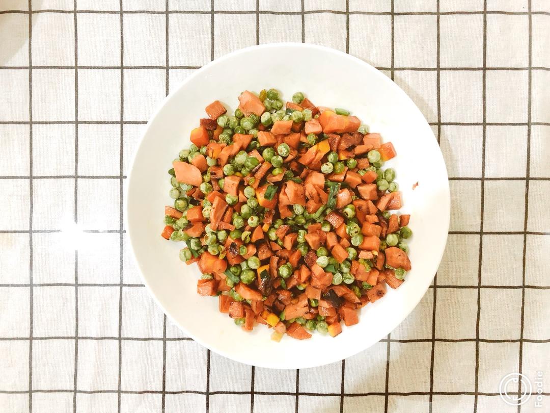 胡萝卜玉米豌豆炒火腿
