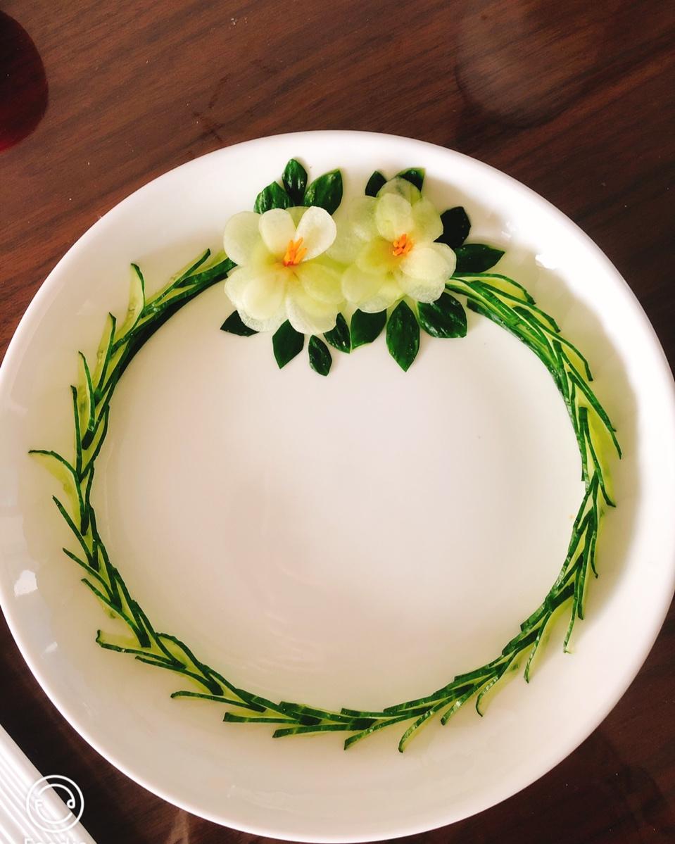 zyy888456做的简单美丽的盘饰1不会雕刻也能做出黄瓜拼装花