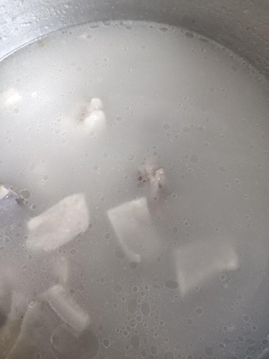 一根大骨头就能做出的奶白骨头汤