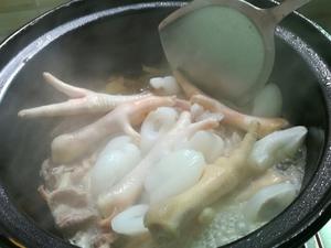 海底椰响螺包肚花胶瘦肉鸡脚汤的做法 步骤6