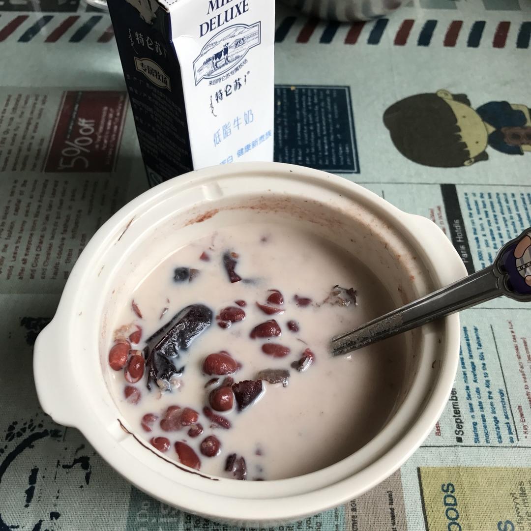 红枣红豆薏仁牛奶粥
