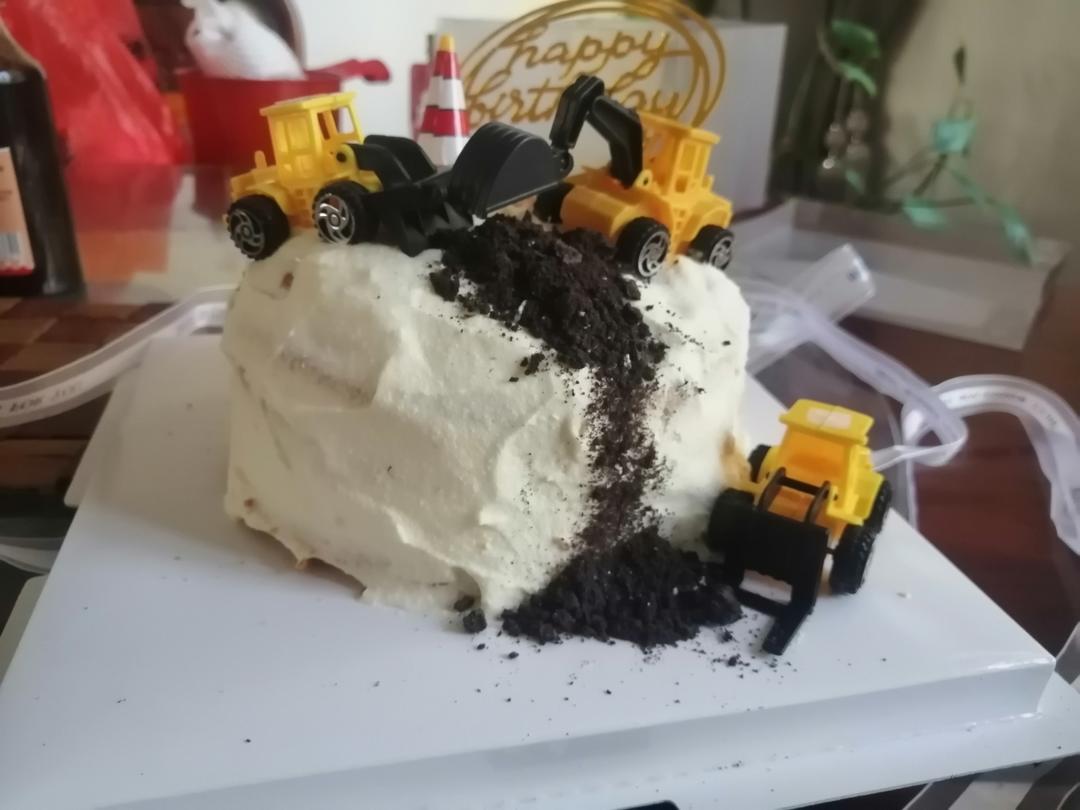 新手必成8寸生日蛋糕（详细多图干货经验分享，解决戚风蛋糕塌陷，奶油饰面涂不好，烤箱温度不好掌握等各种问题）