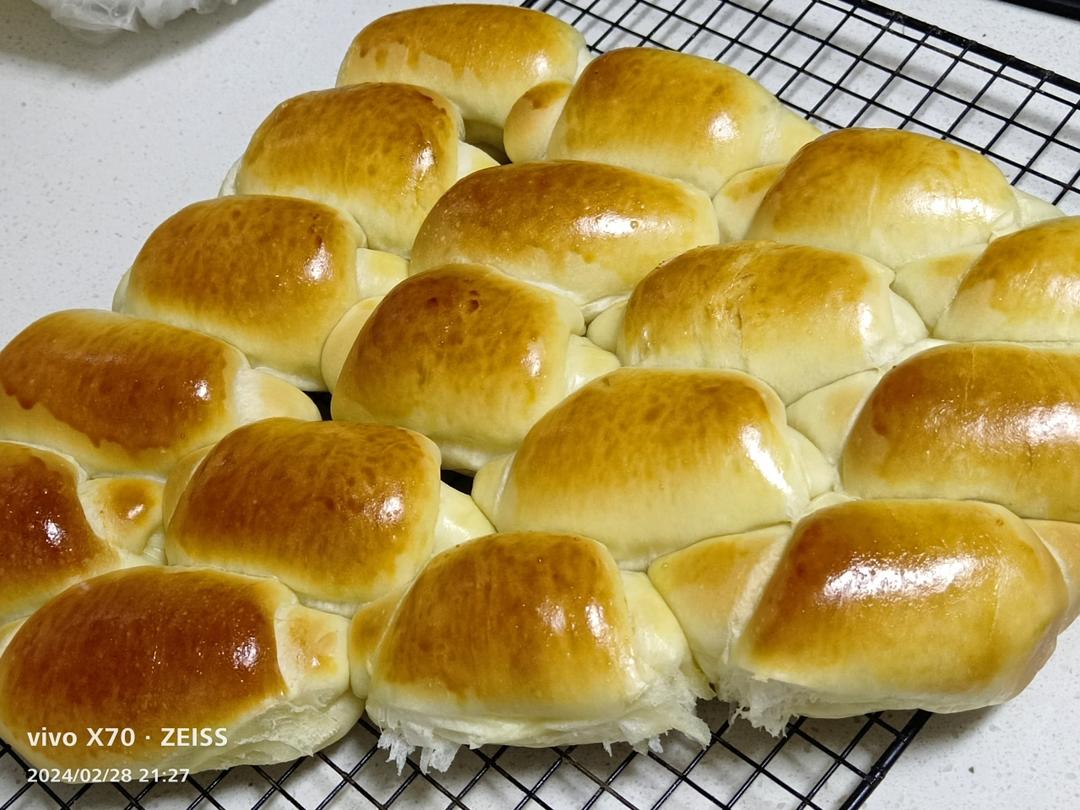 又香又软又拉丝，咬一口奶香十足！超治愈的淡奶油波兰种小餐包