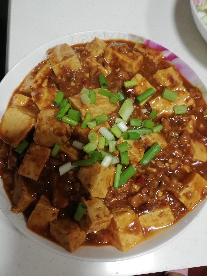 家常菜 红烧豆腐 厨娘朵妈做的红烧豆腐 赞 豆腐,猪肉,葱,姜,蒜,豆瓣