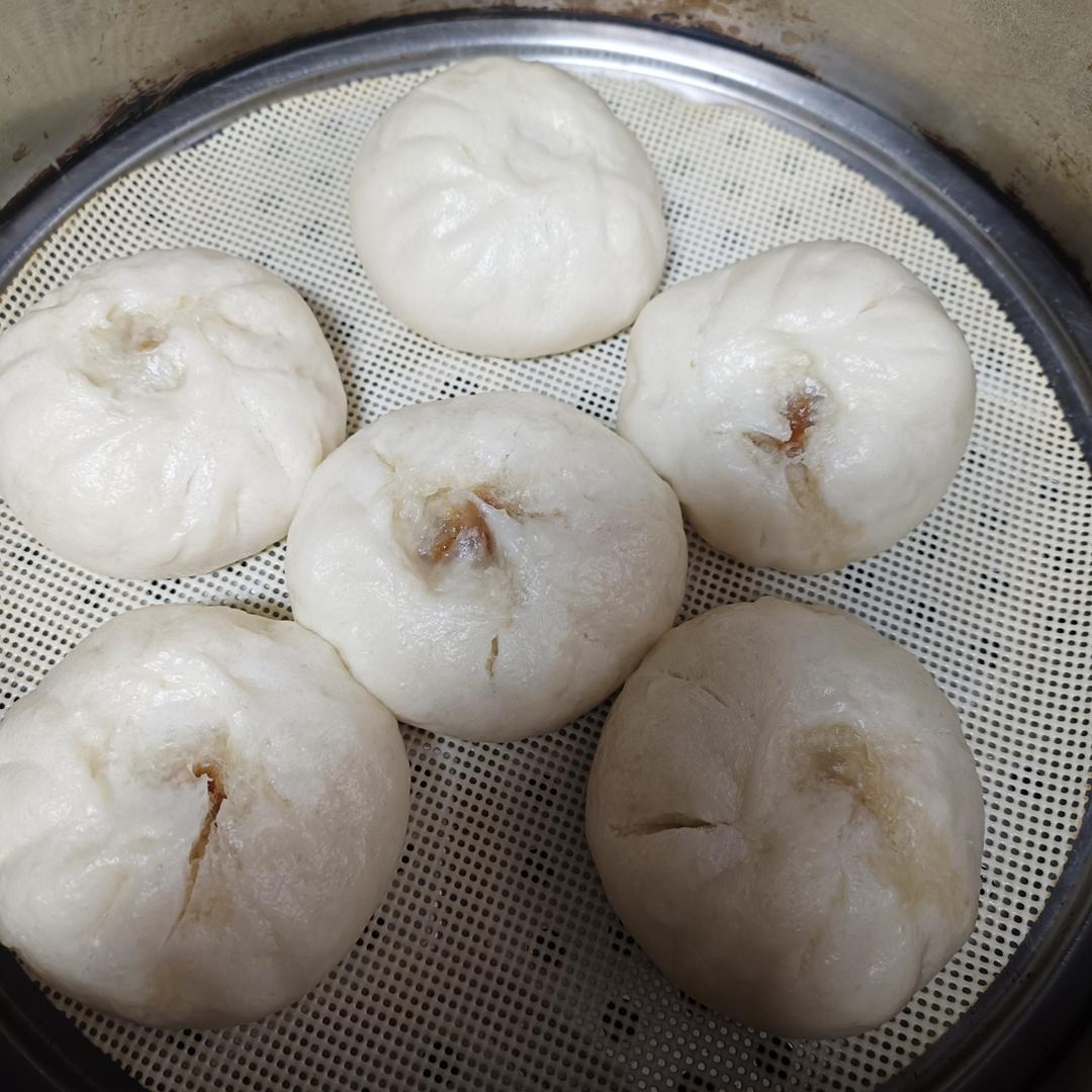 云朵般松软爆浆蜜汁叉烧包