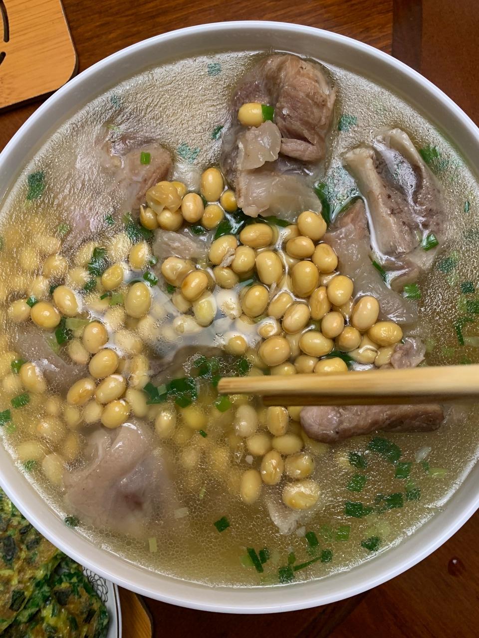 黄豆猪蹄汤的做法