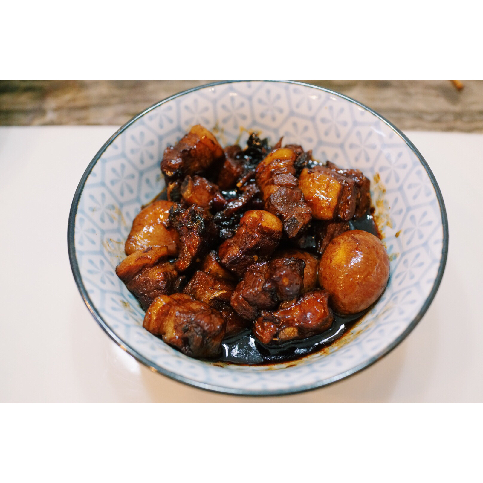 吃着碗里望着锅里的红烧肉