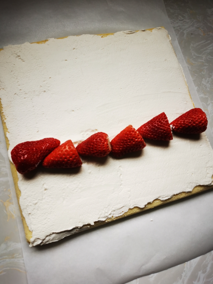 草莓蛋糕卷的做法 步骤11