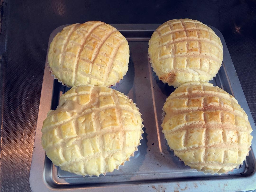 好吃到炸裂的港式菠萝包（附带制作酥皮的小视频）
