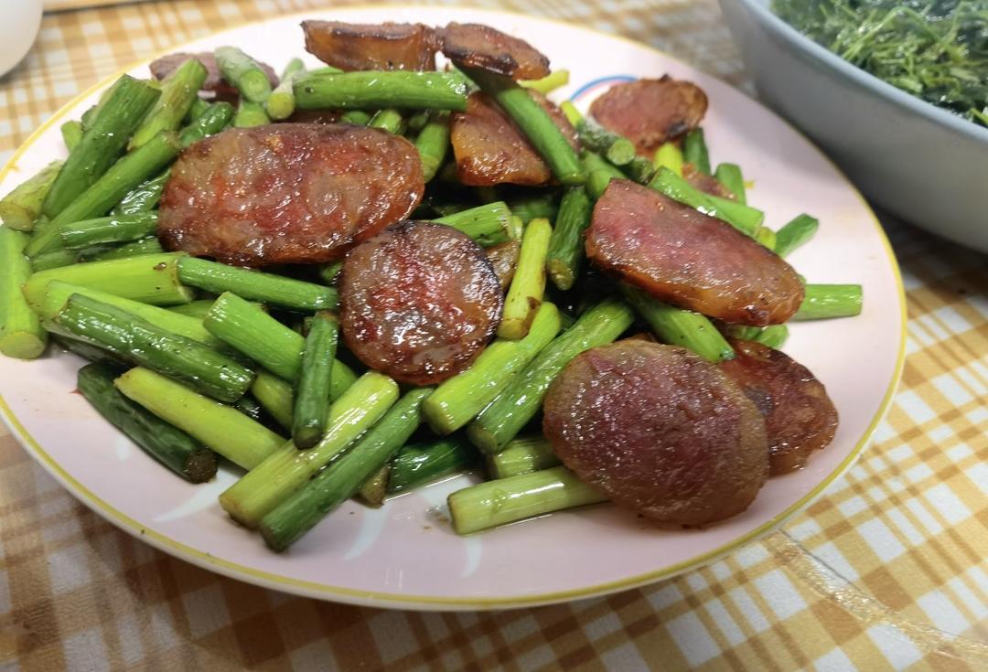 腊肠炒蒜苔