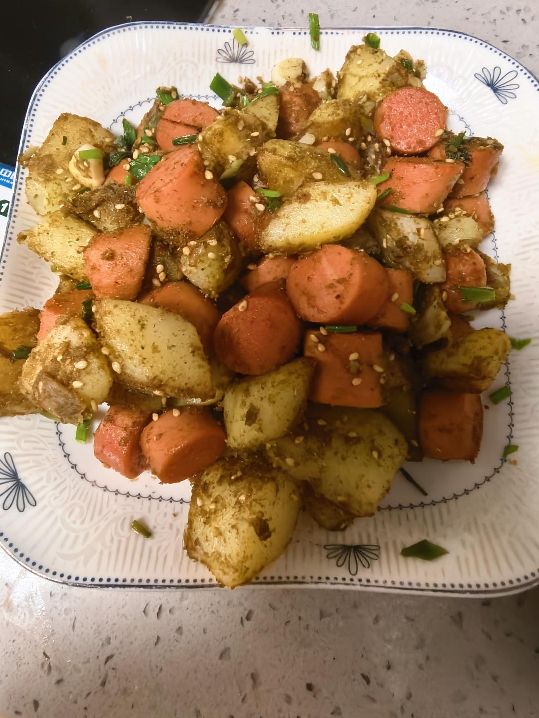 秒杀路边摊的孜然土豆火腿肠，烧烤味浓郁，吃一口就停不下来，太香了