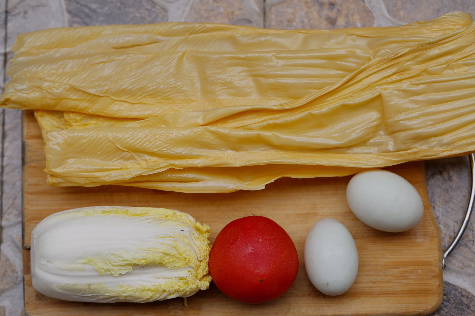 番茄白菜鸭蛋焖腐竹（豆皮）的做法 步骤1