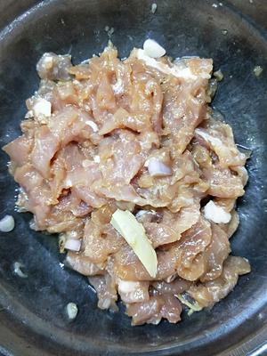 超营养元贝(瑶柱）墨鱼瘦肉粥的做法 步骤2
