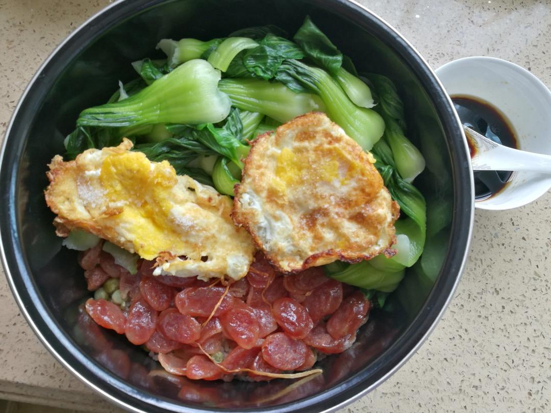广式腊味煲仔饭