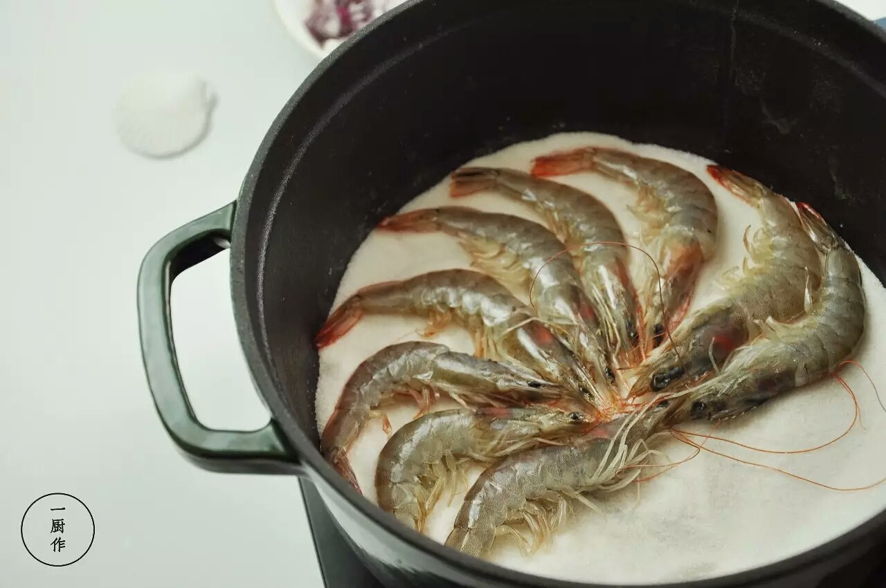 【一厨作】VOL18铸铁锅版盐焗大虾的做法 步骤3