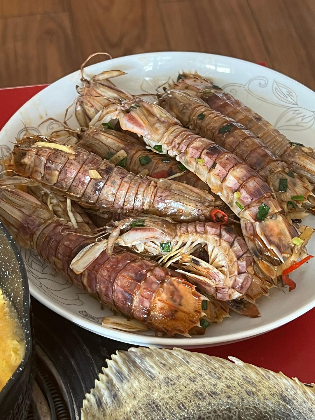 无油炸版的椒盐皮皮虾和巧拨虾壳的方法