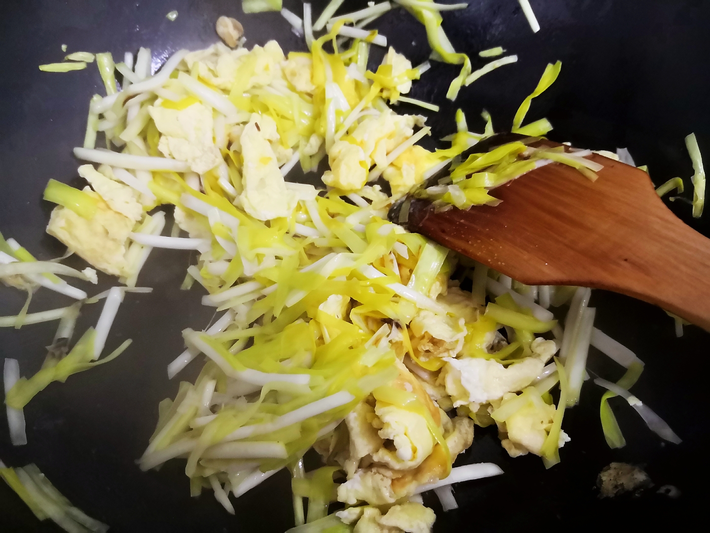 减脂好吃韭芽炒鸡蛋的做法 步骤5