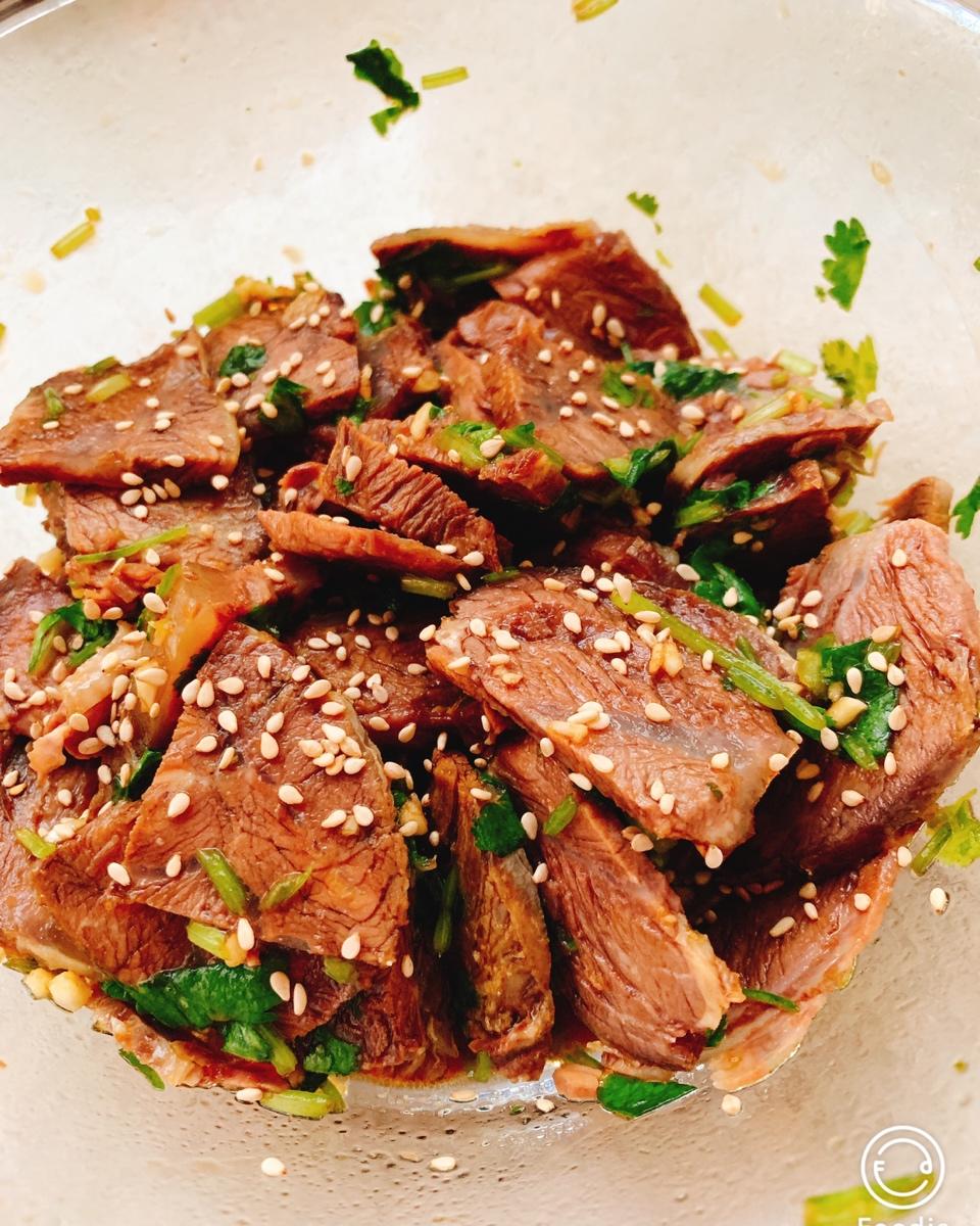 香菜拌牛肉              炒香白芝麻,熟牛腱,香菜