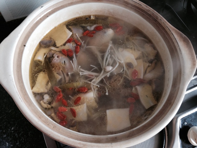 菌菇炖鸡汤