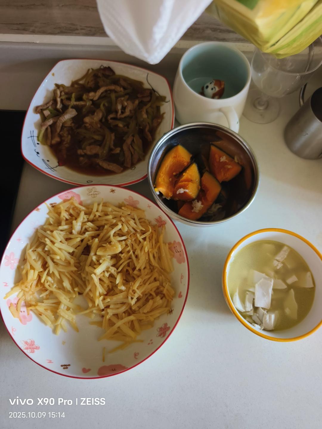 清爽解腻巨下饭的莴笋炒肉丝！