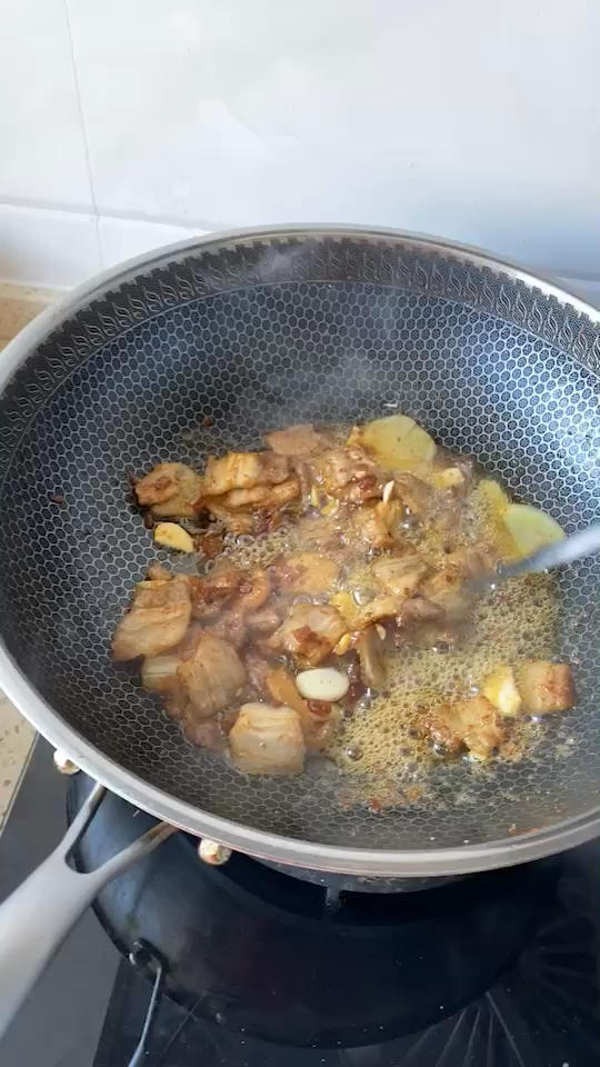 五花肉干煸土豆片