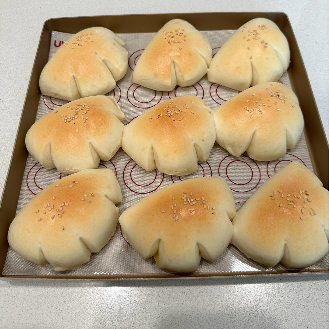 复古卡仕达夹馅面包