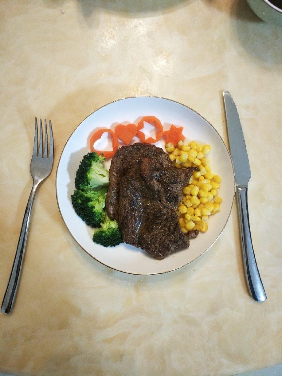 布置了一个家庭版的"情人节牛排西餐"