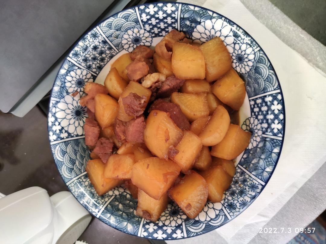萝卜焖牛腩 （好吃得可以摆摊了）